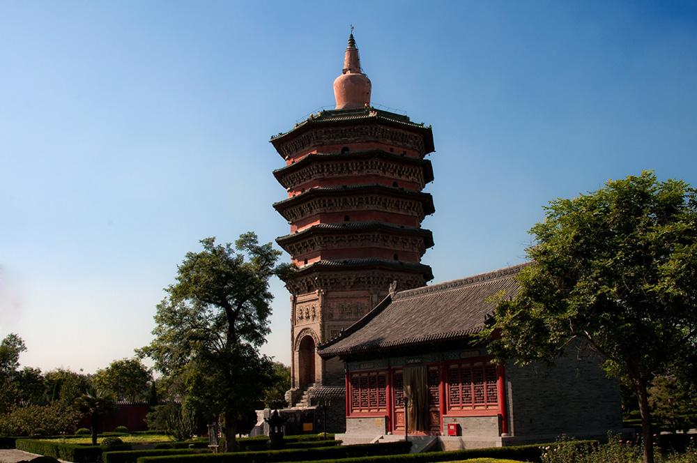 安阳天宁寺塔位于河南省安阳市文峰中路南街