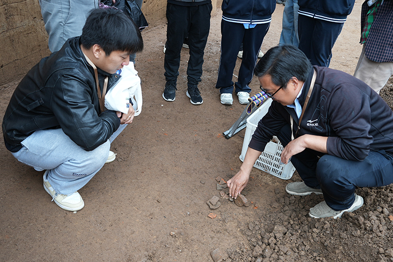 崔院长现场演示手铲的使用方法.JPG