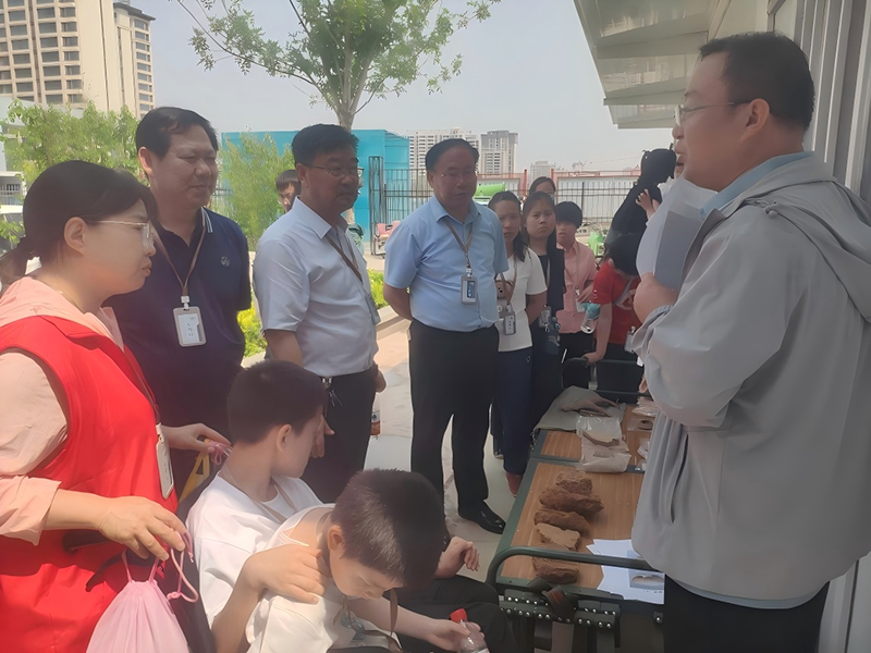 市考古院考古研究所副所长申文喜讲解出土文物照片
